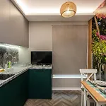 Tiny In Center Of Apartment *