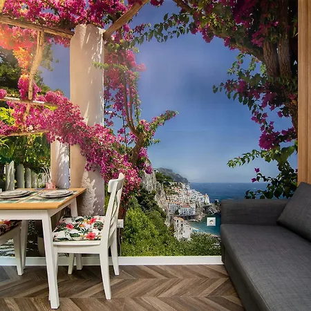 Tiny In Center Of アパート