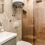 Tiny In Center Of Lägenhet *