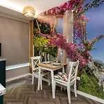 Tiny In Center Of Lägenhet *