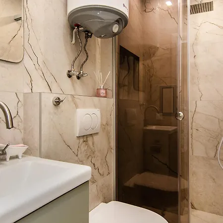 Tiny In Center Of Daire