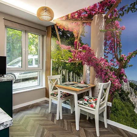 Daire Tiny In Center Of *