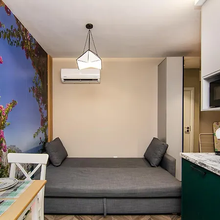 Tiny In Center Of Daire